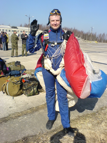 Олег Тацитов с парашютом